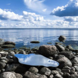 Saari peili kivillä