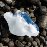 Saari-peili kivillä